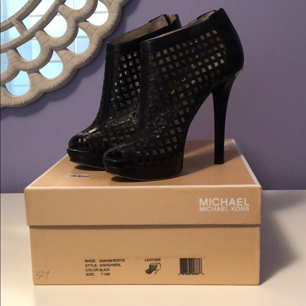EUC size 7.5 Michael Kors booties